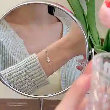 925