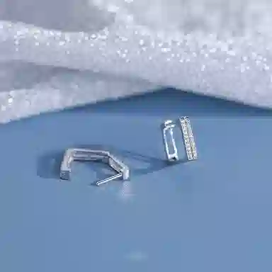 925