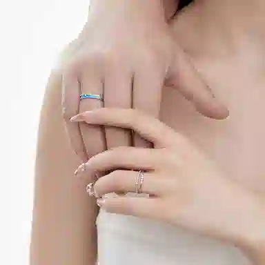 925