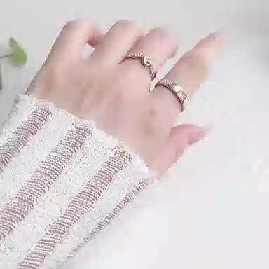 925