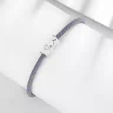 925