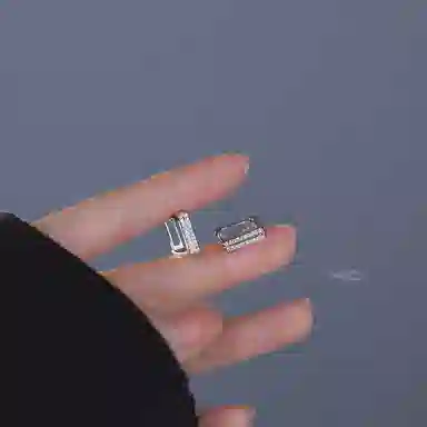 925