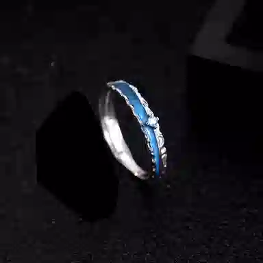 925