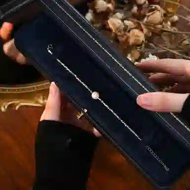 925