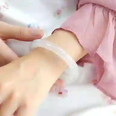 希笛拉 白月光小众古色古香素圈镯子 新中式国潮古风 轻奢气质美人镯 一步一响 高级清冷感 显白轻奢贵妃镯 玻璃猫眼 手镯 女款