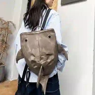單倉 小众个性潮创意鲨鱼外出骑行旅行背包初高中学生大容量卡通设计感 牛仔布 书包双肩包 男女同款情侣款 浅灰色/深灰色/蓝色/咖色