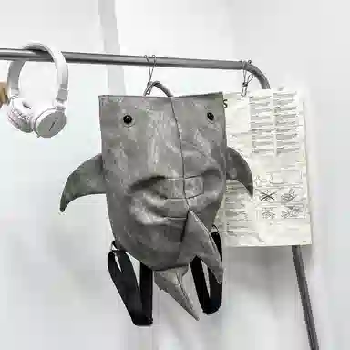 單倉 小众个性潮创意鲨鱼外出骑行旅行背包初高中学生大容量卡通设计感 牛仔布 书包双肩包 男女同款情侣款 浅灰色/深灰色/蓝色/咖色