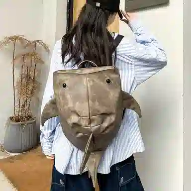 單倉 小众个性潮创意鲨鱼外出骑行旅行背包初高中学生大容量卡通设计感 牛仔布 书包双肩包 男女同款情侣款 浅灰色/深灰色/蓝色/咖色