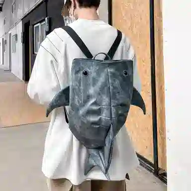 單倉 小众个性潮创意鲨鱼外出骑行旅行背包初高中学生大容量卡通设计感 牛仔布 书包双肩包 男女同款情侣款 浅灰色/深灰色/蓝色/咖色