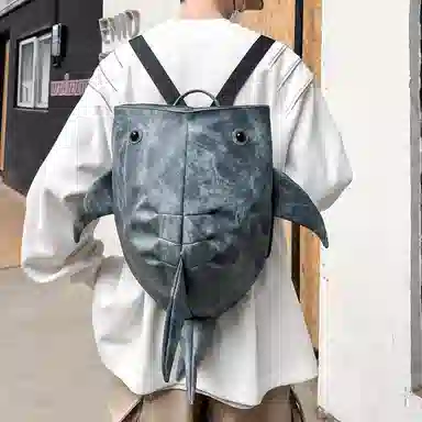 單倉 小众个性潮创意鲨鱼外出骑行旅行背包初高中学生大容量卡通设计感 牛仔布 书包双肩包 男女同款情侣款 浅灰色/深灰色/蓝色/咖色