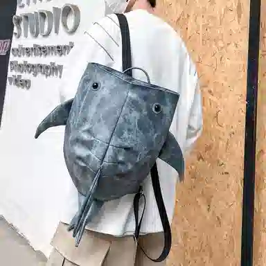 單倉 小众个性潮创意鲨鱼外出骑行旅行背包初高中学生大容量卡通设计感 牛仔布 书包双肩包 男女同款情侣款 浅灰色/深灰色/蓝色/咖色