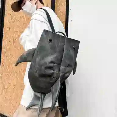 單倉 小众个性潮创意鲨鱼外出骑行旅行背包初高中学生大容量卡通设计感 牛仔布 书包双肩包 男女同款情侣款 浅灰色/深灰色/蓝色/咖色