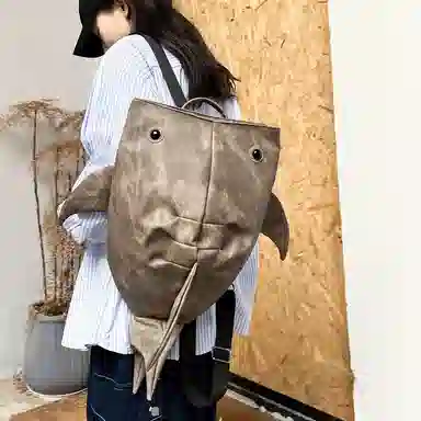 單倉 小众个性潮创意鲨鱼外出骑行旅行背包初高中学生大容量卡通设计感 牛仔布 书包双肩包 男女同款情侣款 浅灰色/深灰色/蓝色/咖色