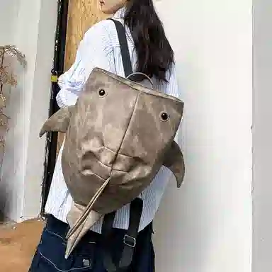 單倉 小众个性潮创意鲨鱼外出骑行旅行背包初高中学生大容量卡通设计感 牛仔布 书包双肩包 男女同款情侣款 浅灰色/深灰色/蓝色/咖色