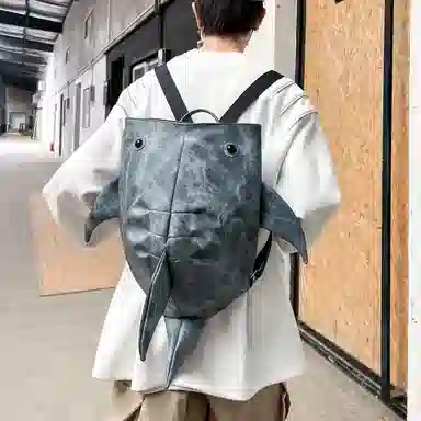 單倉 小众个性潮创意鲨鱼外出骑行旅行背包初高中学生大容量卡通设计感 牛仔布 书包双肩包 男女同款情侣款 浅灰色/深灰色/蓝色/咖色