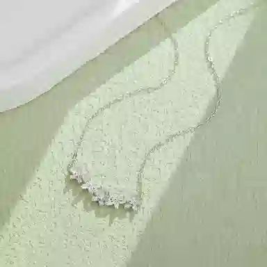925