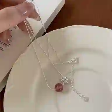 艾卡拉 花蕊好运简约小众设计时尚韩版高级感颈链 银 草莓晶 项链 男女同款情侣款