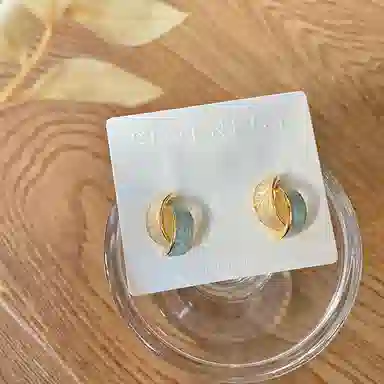 925