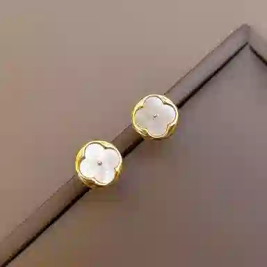 伊灿 四叶草图案 电镀真金 耳钉 女款