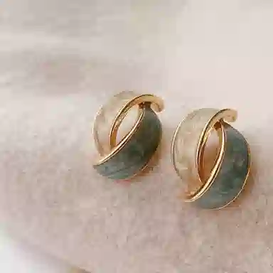 925