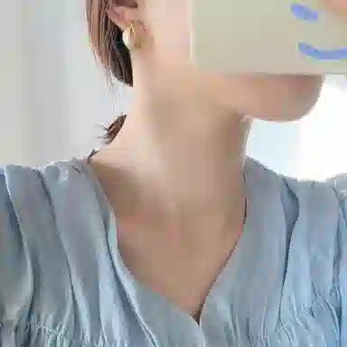 925