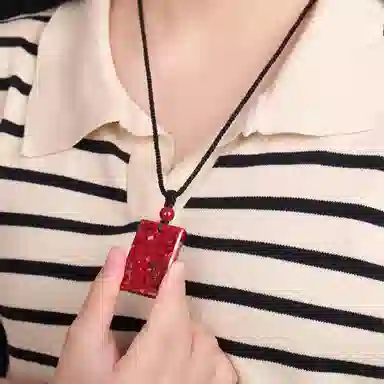 千玺世家 招财转运佑解本命年潮流国风 再造辰砂朱砂 玉石吊坠 男女同款情侣款