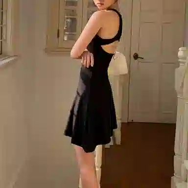木清清 法式露背圆领纯色短款吊带连衣裙 女款 黑色