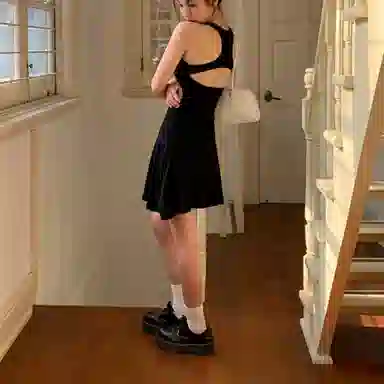 木清清 法式露背圆领纯色短款吊带连衣裙 女款 黑色