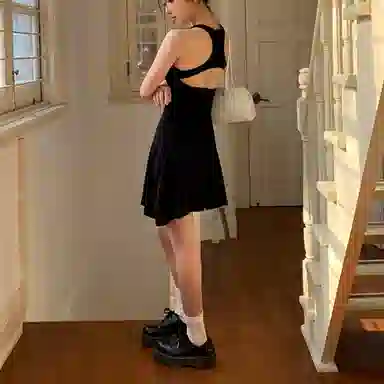 木清清 法式露背圆领纯色短款吊带连衣裙 女款 黑色