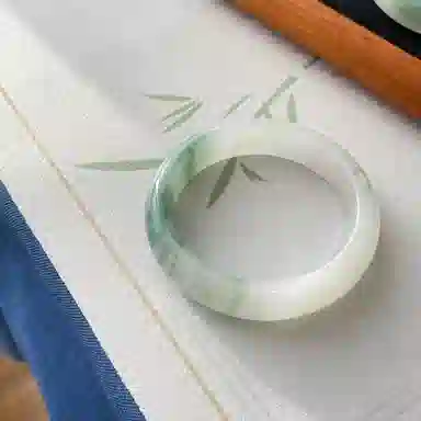吉瑶 精品 清冷优雅 温婉大方 新中式 国风国韵青山远黛翠玉平安镯  国潮古风 浅绿飘花 汉服旗袍 新中式 天山翠 手镯 女款