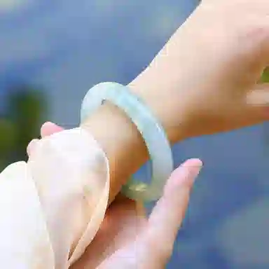 吉瑶 精品 清冷优雅 温婉大方 新中式 国风国韵青山远黛翠玉平安镯  国潮古风 浅绿飘花 汉服旗袍 新中式 天山翠 手镯 女款