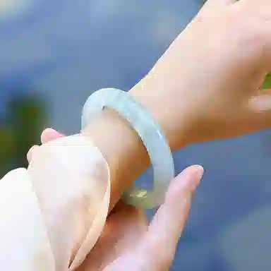 吉瑶 精品 清冷优雅 温婉大方 新中式 国风国韵青山远黛翠玉平安镯  国潮古风 浅绿飘花 汉服旗袍 新中式 天山翠 手镯 女款