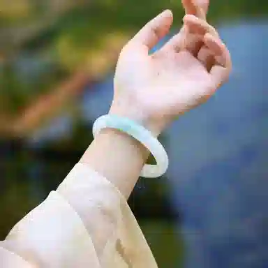 吉瑶 精品 清冷优雅 温婉大方 新中式 国风国韵青山远黛翠玉平安镯  国潮古风 浅绿飘花 汉服旗袍 新中式 天山翠 手镯 女款