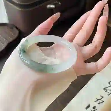 吉瑶 精品 清冷优雅 温婉大方 新中式 国风国韵青山远黛翠玉平安镯  国潮古风 浅绿飘花 汉服旗袍 新中式 天山翠 手镯 女款