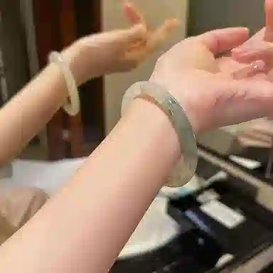 吉瑶 精品 清冷优雅 温婉大方 新中式 国风国韵青山远黛翠玉平安镯  国潮古风 浅绿飘花 汉服旗袍 新中式 天山翠 手镯 女款