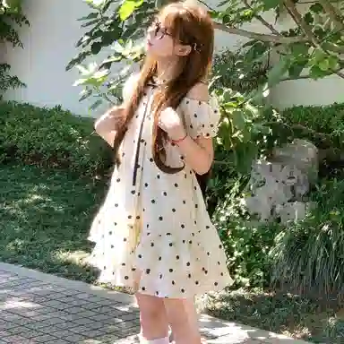 邓大喵 波点蝴蝶结露肩泡泡袖简约通勤短袖连衣裙 女款