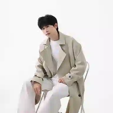 融合韩系与美式风格的纯色基础款宽松保暖百搭外套风衣 男女同款