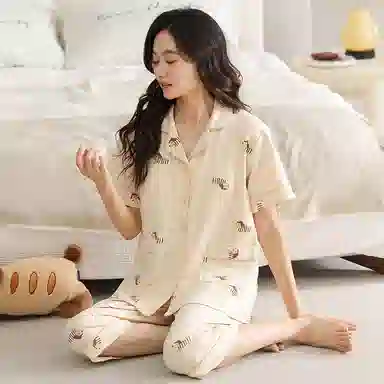 莫代尔 可外穿简约经典清新休闲薄款开衫翻领短袖七分裤带杯垫一体式防凸点家居服睡衣套装 女款 杏色