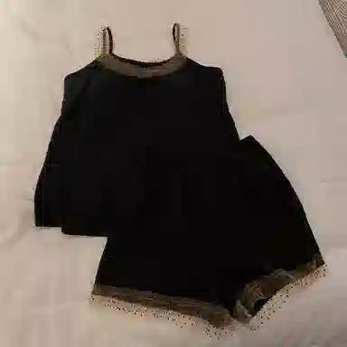 莫代尔 休闲亲肤素色时尚带胸垫防凸点吊带衫短裤可外穿睡衣套装 女款 黑色