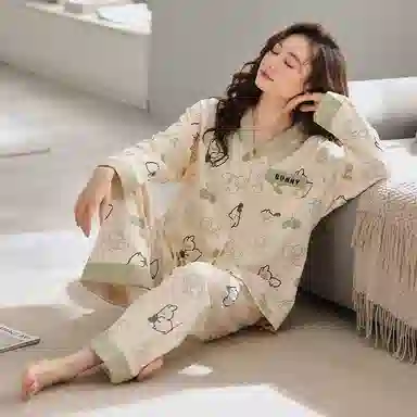 莫代尔 亲肤舒适开衫翻领长袖长裤甜美满印卡通兔可外穿睡衣套装 女款 杏色