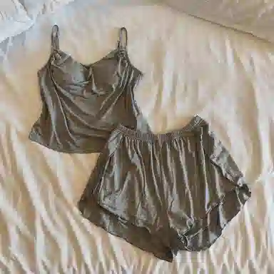 莫代尔 素色时尚舒适亲肤带胸垫防凸点吊带衫短裤可外穿睡衣套装 女款