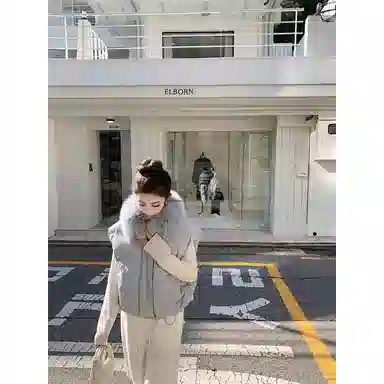 丝絮丝绸 秋冬季时尚宽松舒适白富美奢華贵妇级大毛领坎肩马甲外套棉服 女款