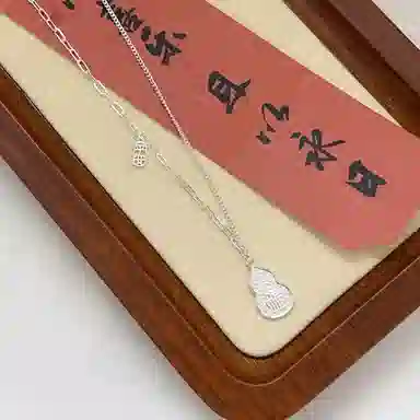 CUTE DAME 990