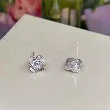 CUTE DAME 999