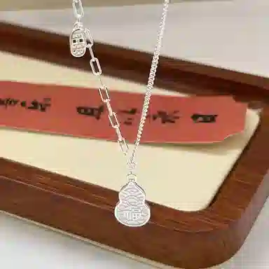 CUTE DAME 990