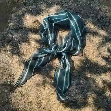 美洋 海藻条纹  潮人小道具~简约百搭三角 丝巾 女款