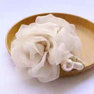 蒙妮 温柔山茶花朵珍珠抓夹 亚克力 发夹 女款