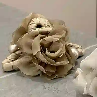 蒙妮 温柔山茶花朵珍珠抓夹 亚克力 发夹 女款