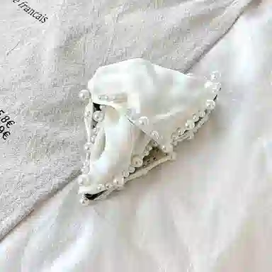 蒙妮 赫本风手工钉珠贝壳三角抓夹 树脂 布艺 发夹 女款