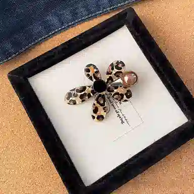 蒙妮 甜酷豹纹太阳花朵鸭嘴夹 亚克力 发夹 女款